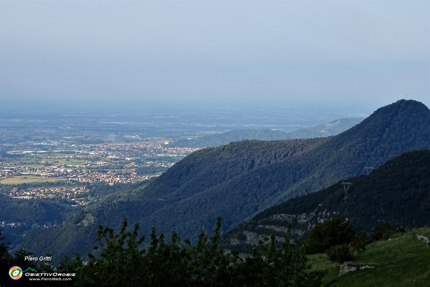 16 Zoom sul Monte Ubione e verso la pianura.JPG